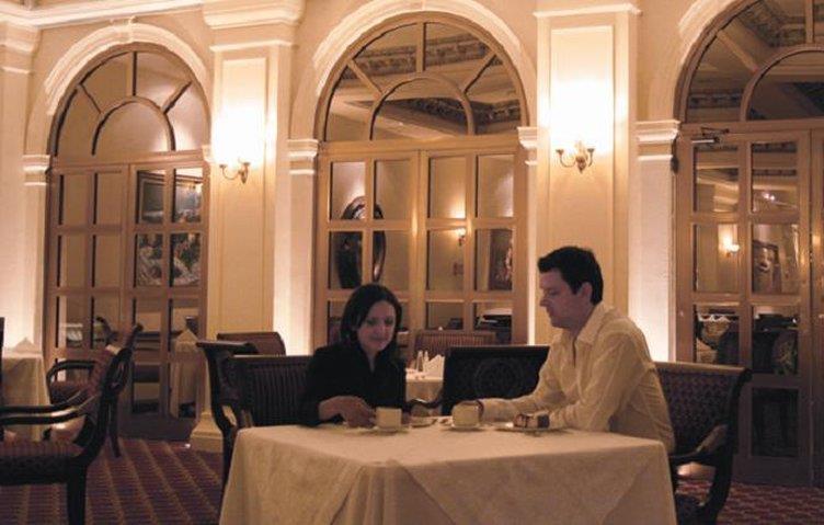 Safi Royal Luxury Valle San Pedro Garza Garcia Restoran gambar A restaurant in Tehran