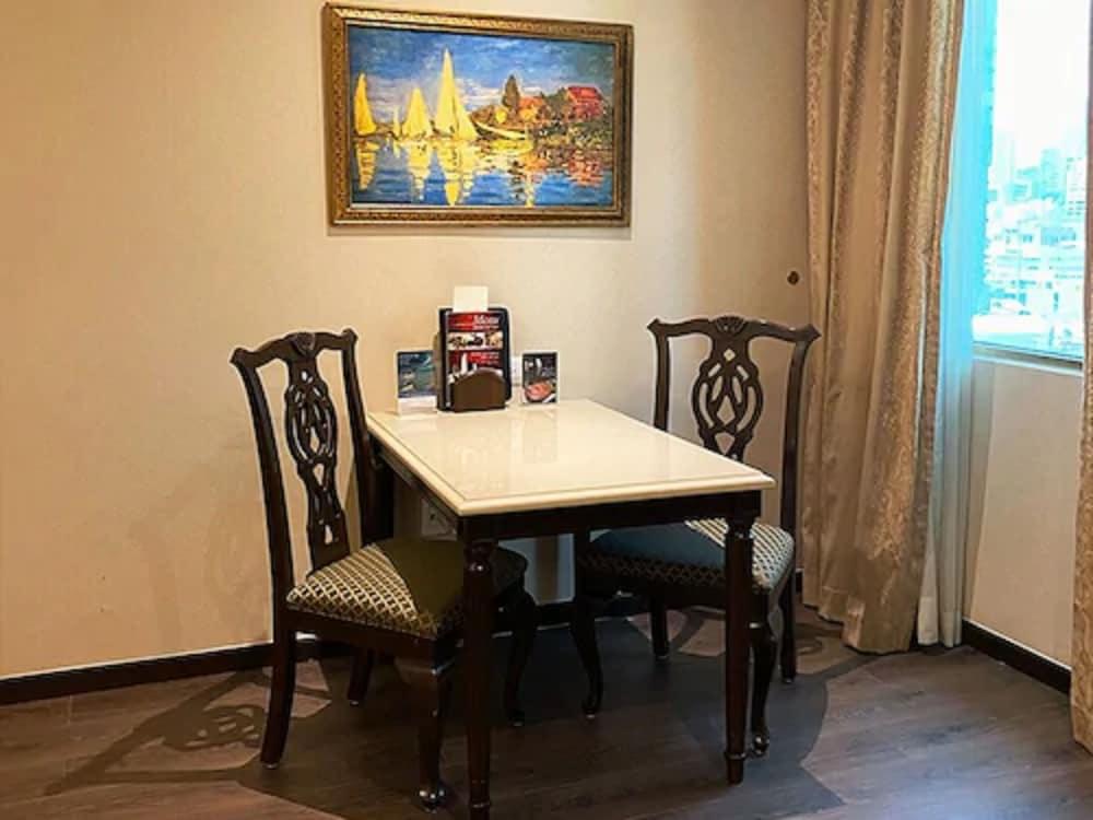 Safi Royal Luxury Valle San Pedro Garza Garcia Luaran gambar A table and two chairs