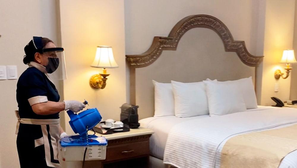 Safi Royal Luxury Valle San Pedro Garza Garcia Luaran gambar A hotel employee cleans a guest room at the Hilton San Francisco Airport.