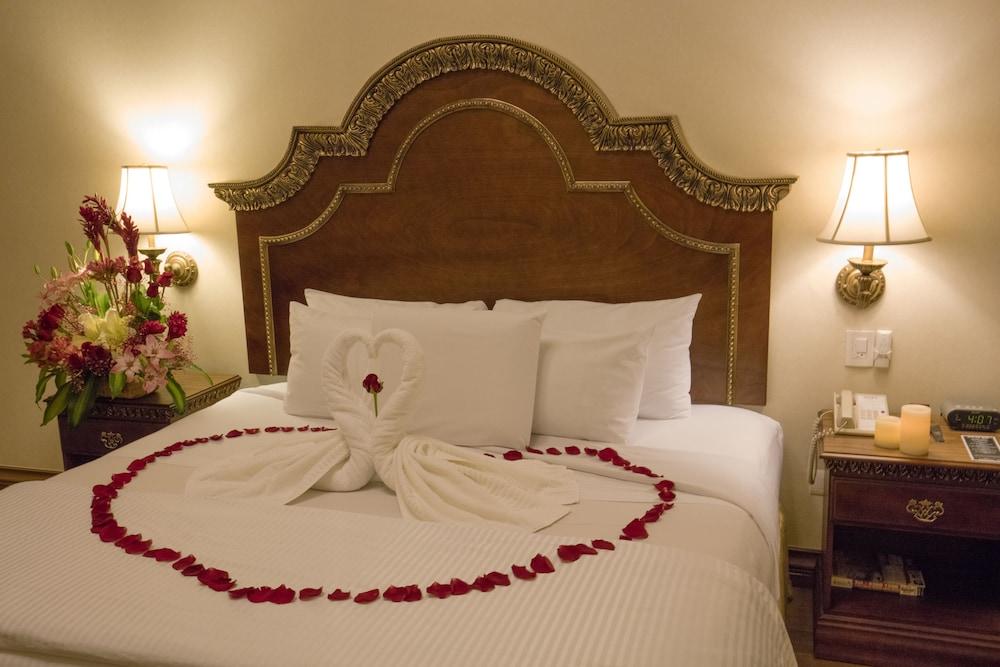 Safi Royal Luxury Valle San Pedro Garza Garcia Luaran gambar A bed with a towel swan