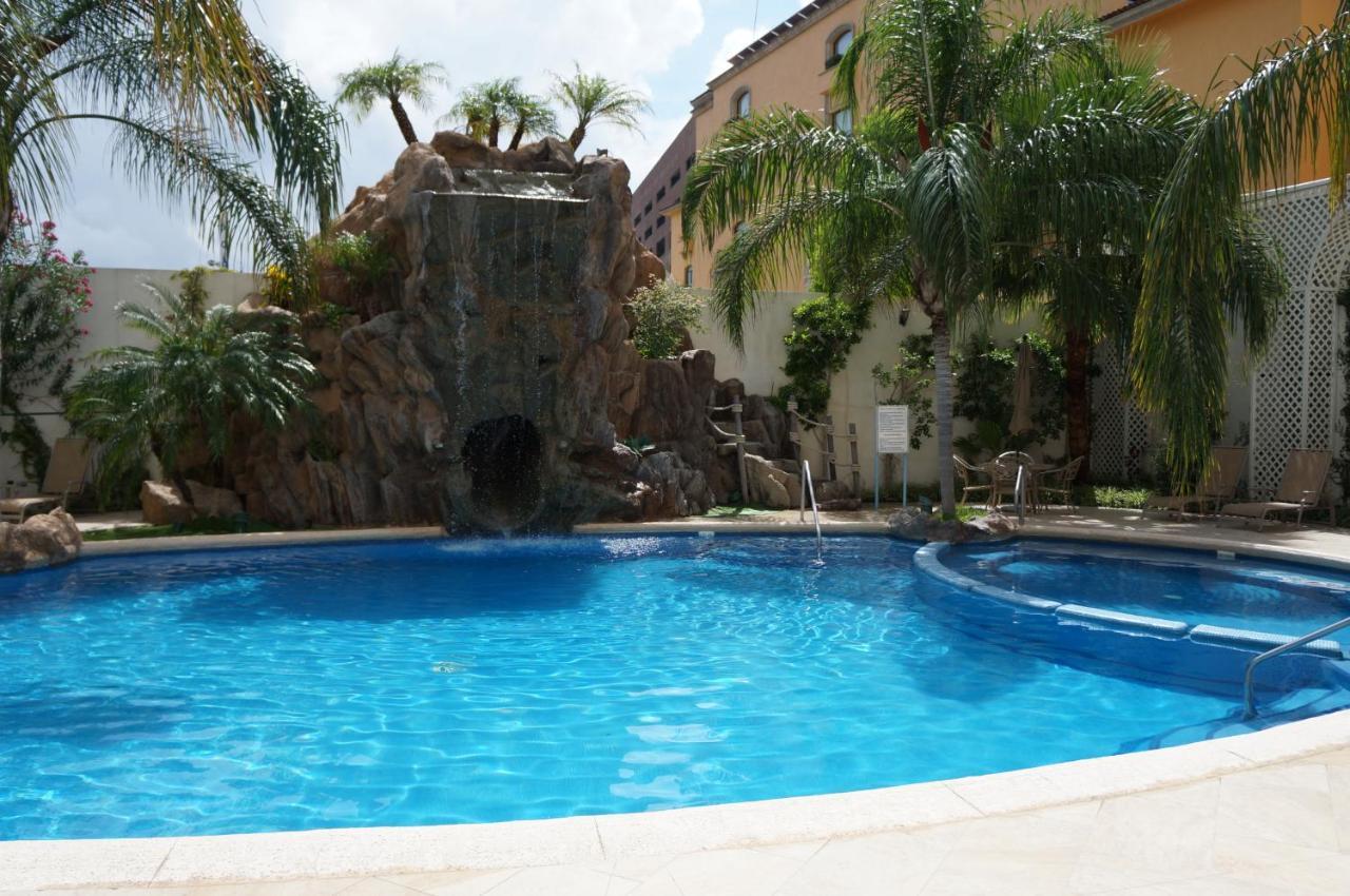 Safi Royal Luxury Valle San Pedro Garza Garcia Luaran gambar Swimming pool at the hotel