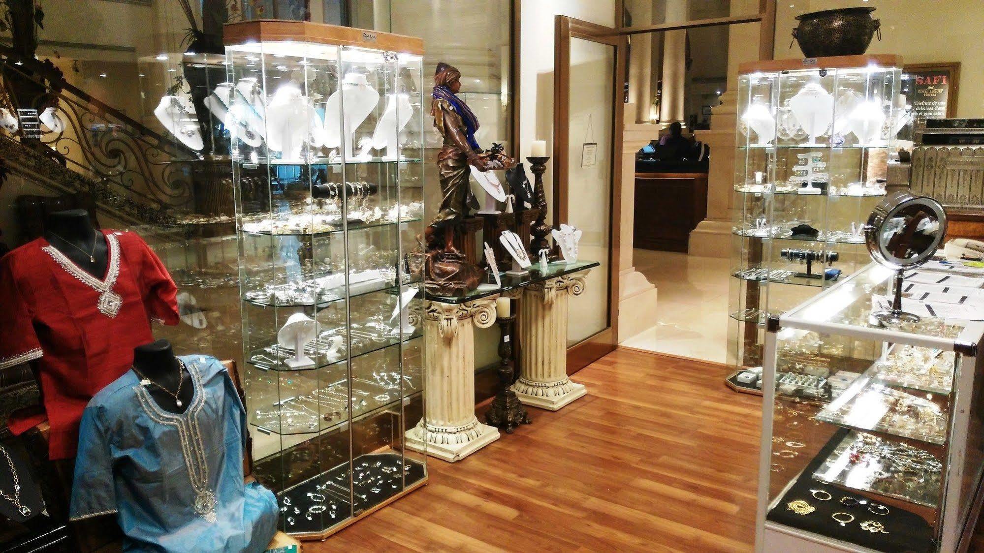 Safi Royal Luxury Valle San Pedro Garza Garcia Luaran gambar A jewellery shop in the shopping mall